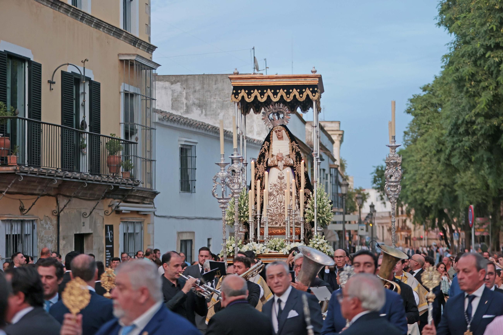 La imagen de Nuestra Señora de la Soledad, por la calle Ancha.