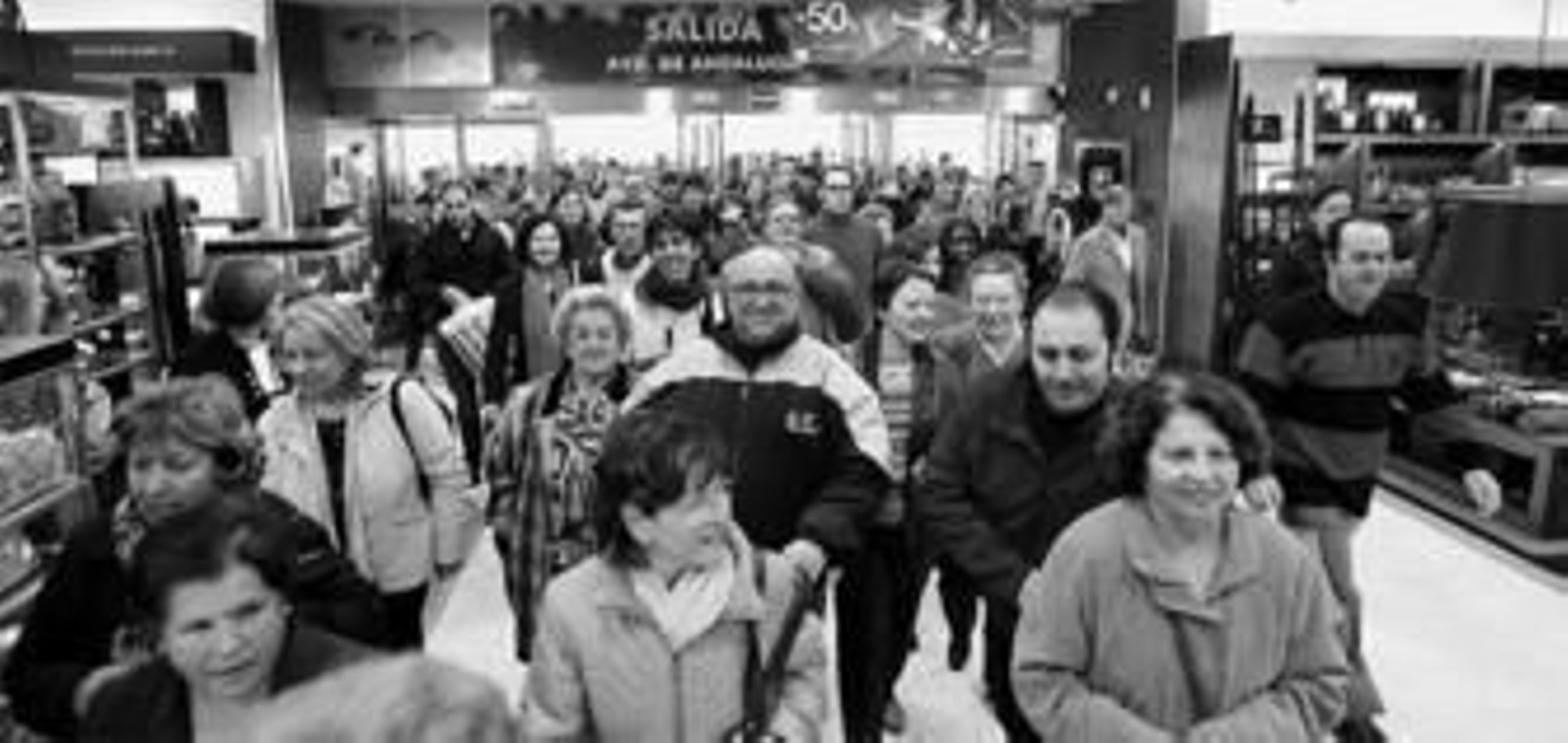 1. Cientos de personas entran a primera hora de ayer en un centro comercial de la capital ante el comienzo de las rebajas. 2. Colas para pagar en una conocida tienda de ropa del centro histórico. 3. Varias mujeres buscan posibles gangas para comprar. 4. Una joven habla con su teléfono móvil mientras sostiene varias bolsas .