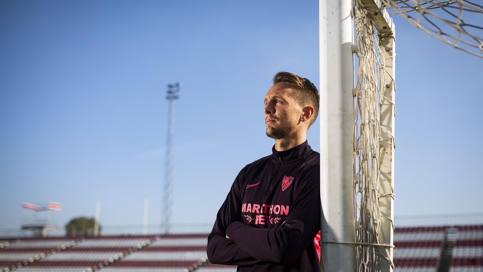 De Jong, apoyado en el poste.