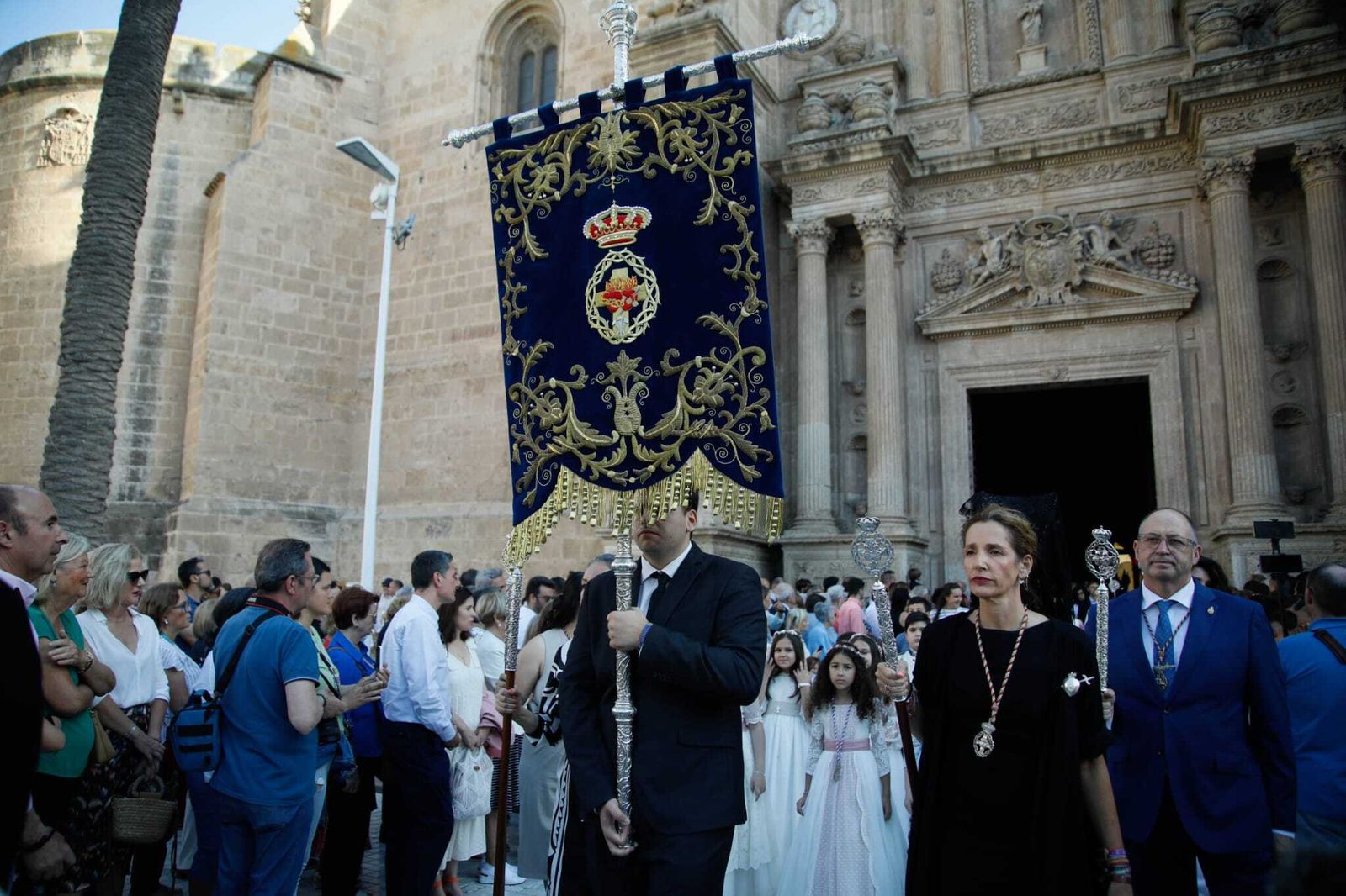 Imágenes de la procesión del Corpus Christi en Almería: así han sido la misa y la posterior marcha por la capital