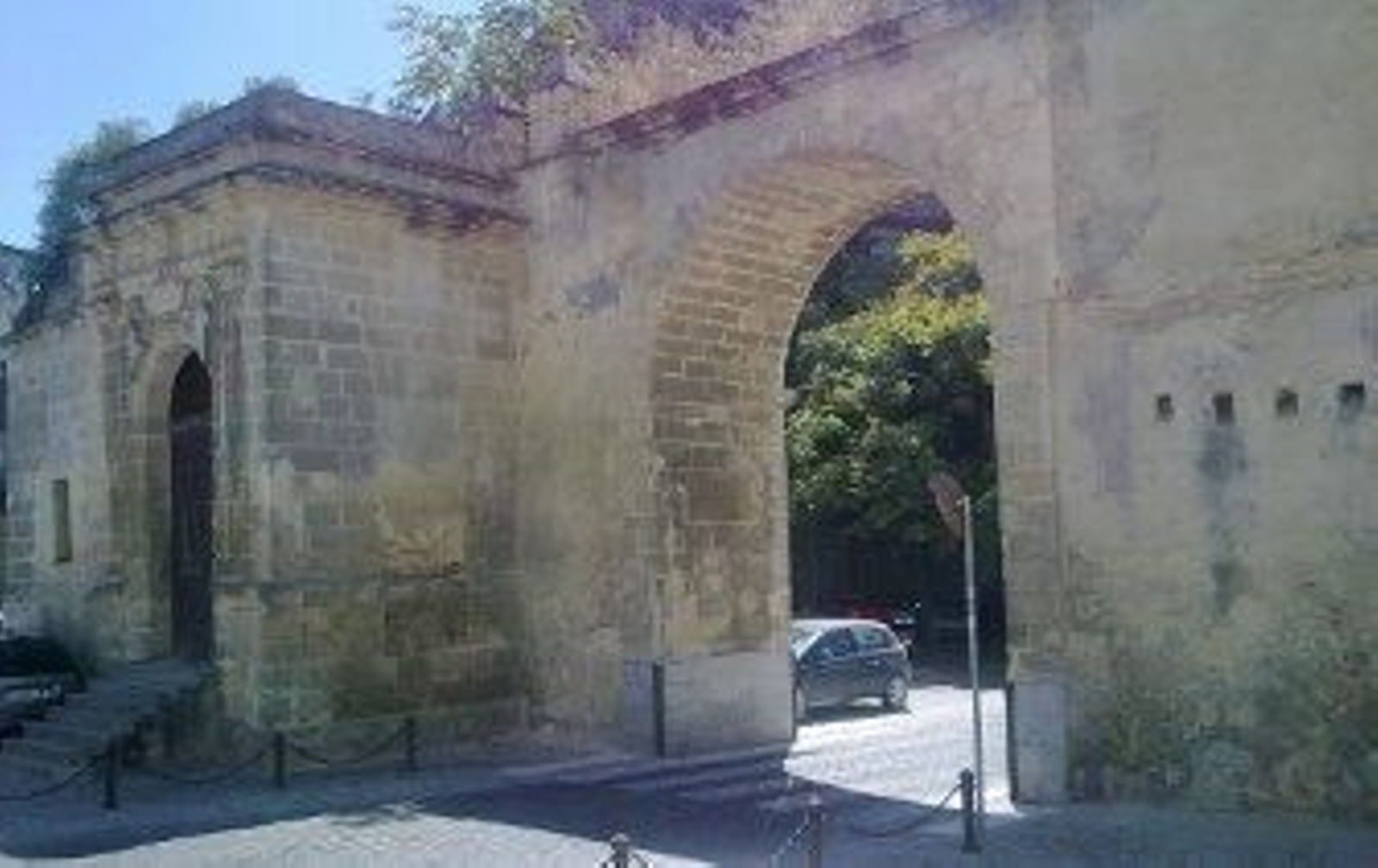 Bajo el arco del Arroyo