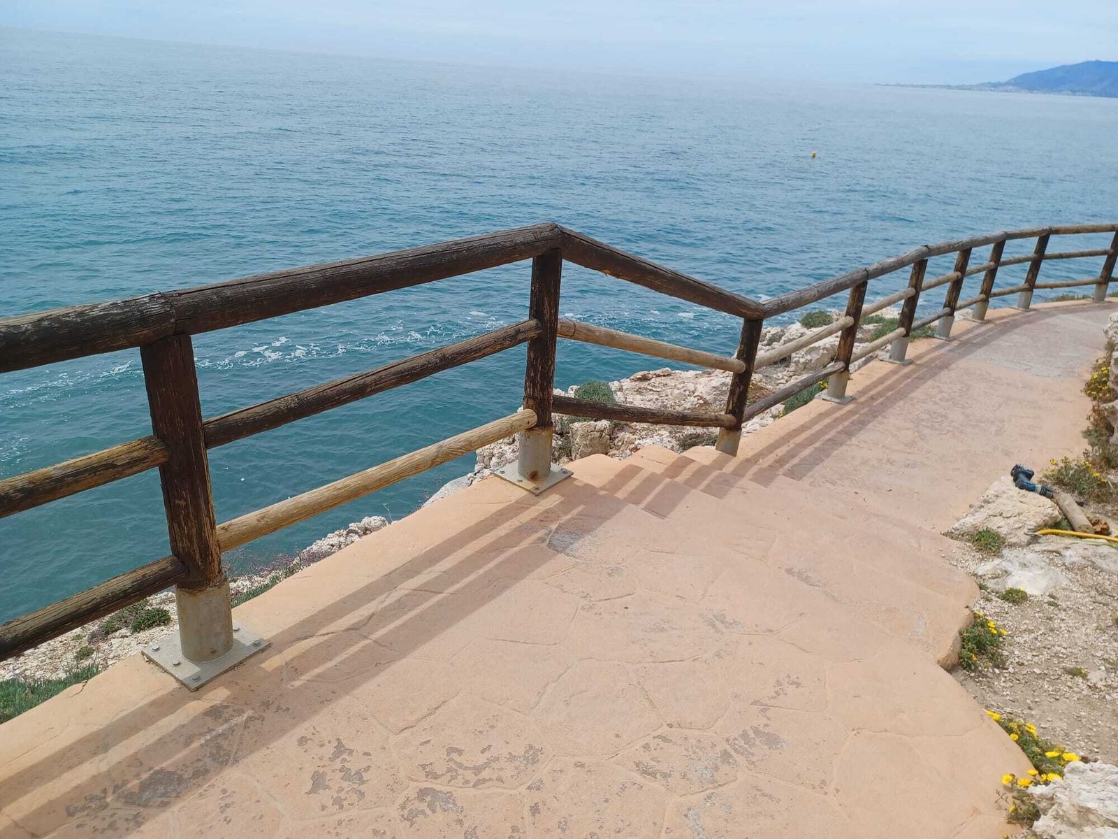 Vallado de madera reparado en los acantilados de El Cantal