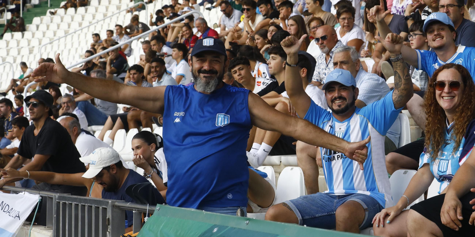 Aficionados del Racing Club de Avellaneda siguen a su juvenil ante el Real Madrid en El Arcángel.
