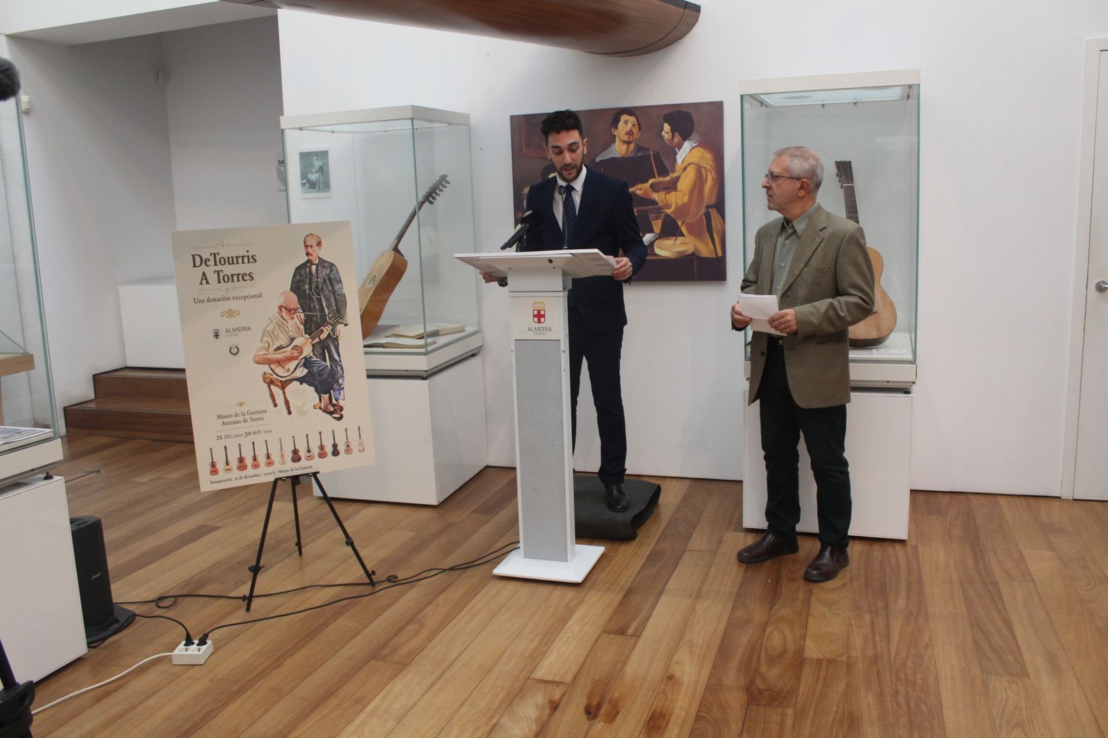 El concejal Jesús Luque con Carlos González durante la apertura de la exposición.