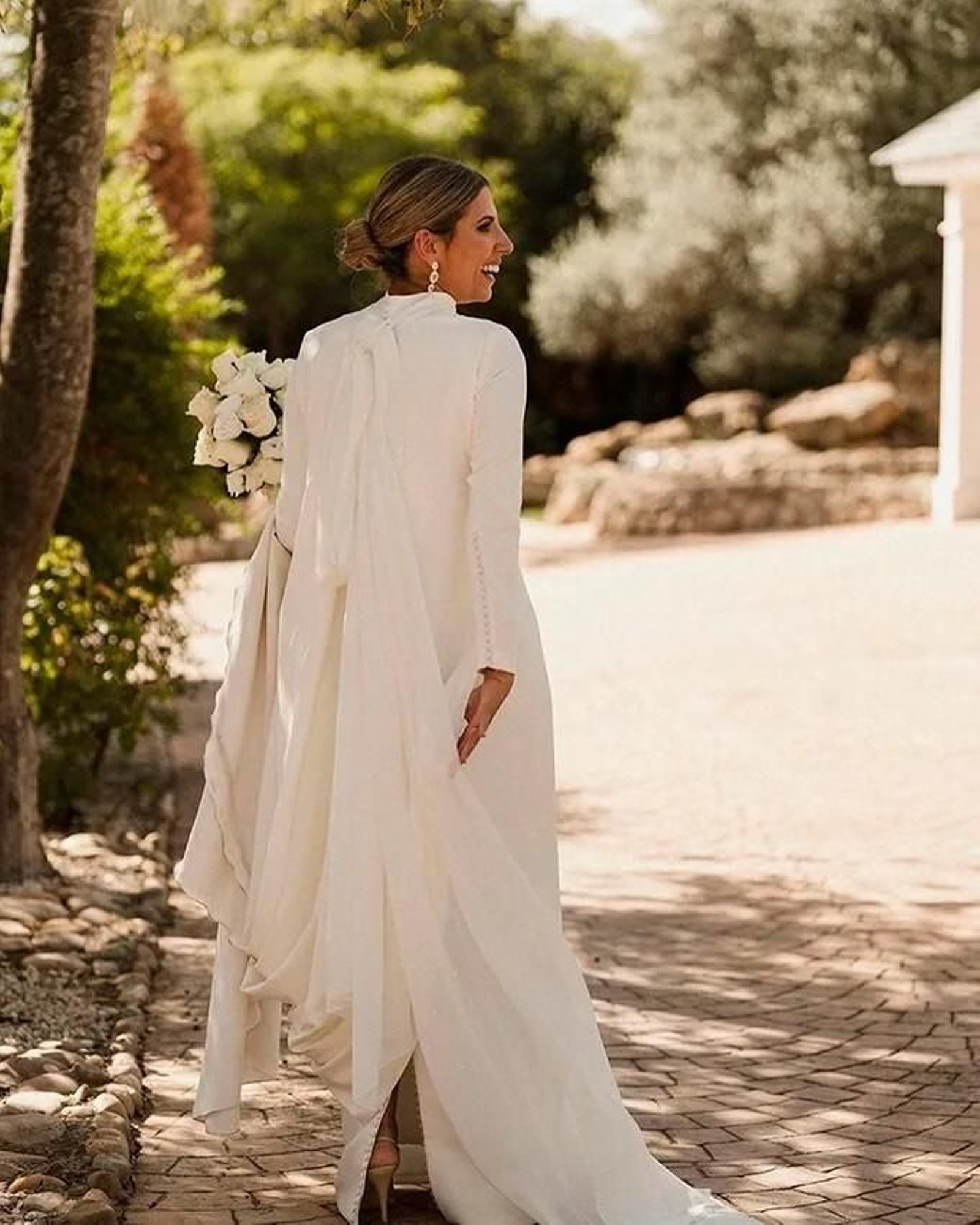 Este vestido de Alba del Brillante destaca por los detalles de su parte posterior