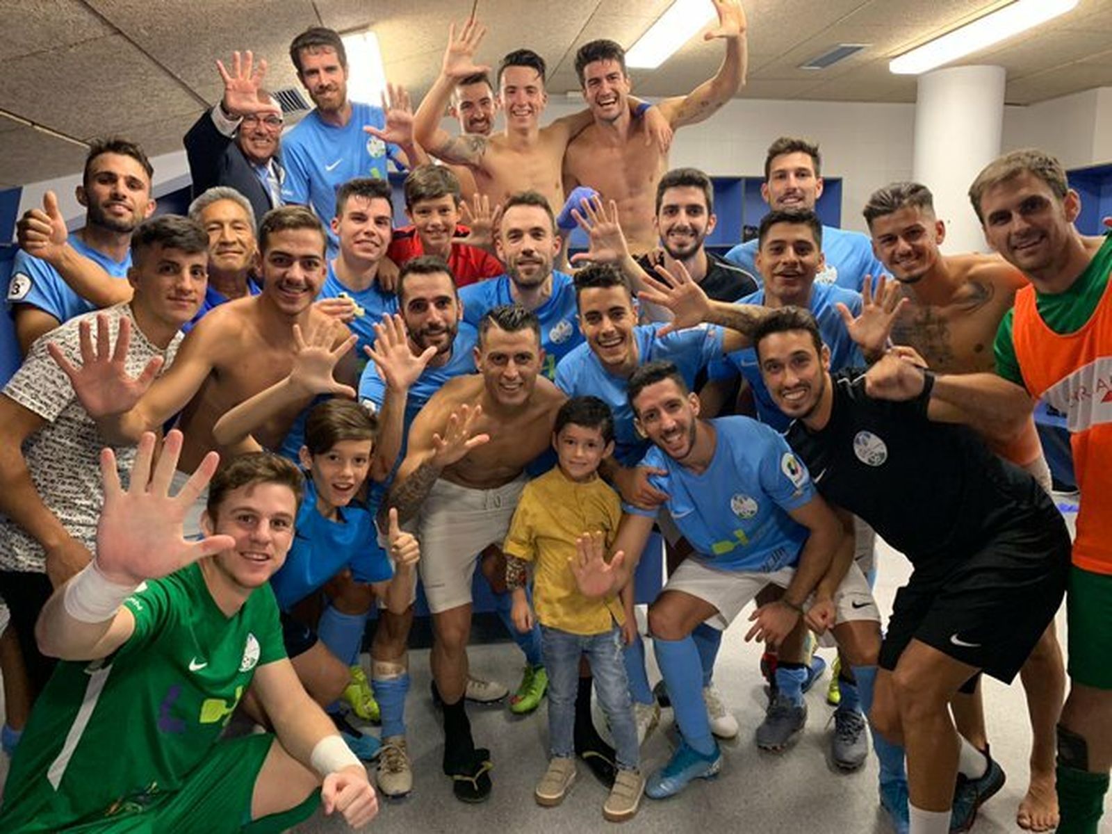 Los jugadores del Ciudad de Lucena celebran la victoria sobre el San Roque en el vestuario.