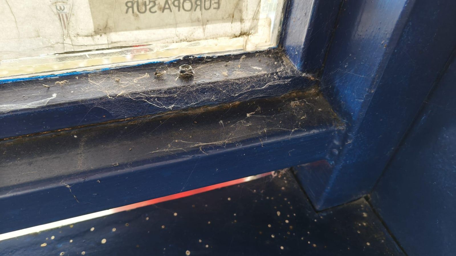 Telarañas en una de las cabinas de prensa del Nuevo Estadio El Mirador, en la noche del pasado sábado