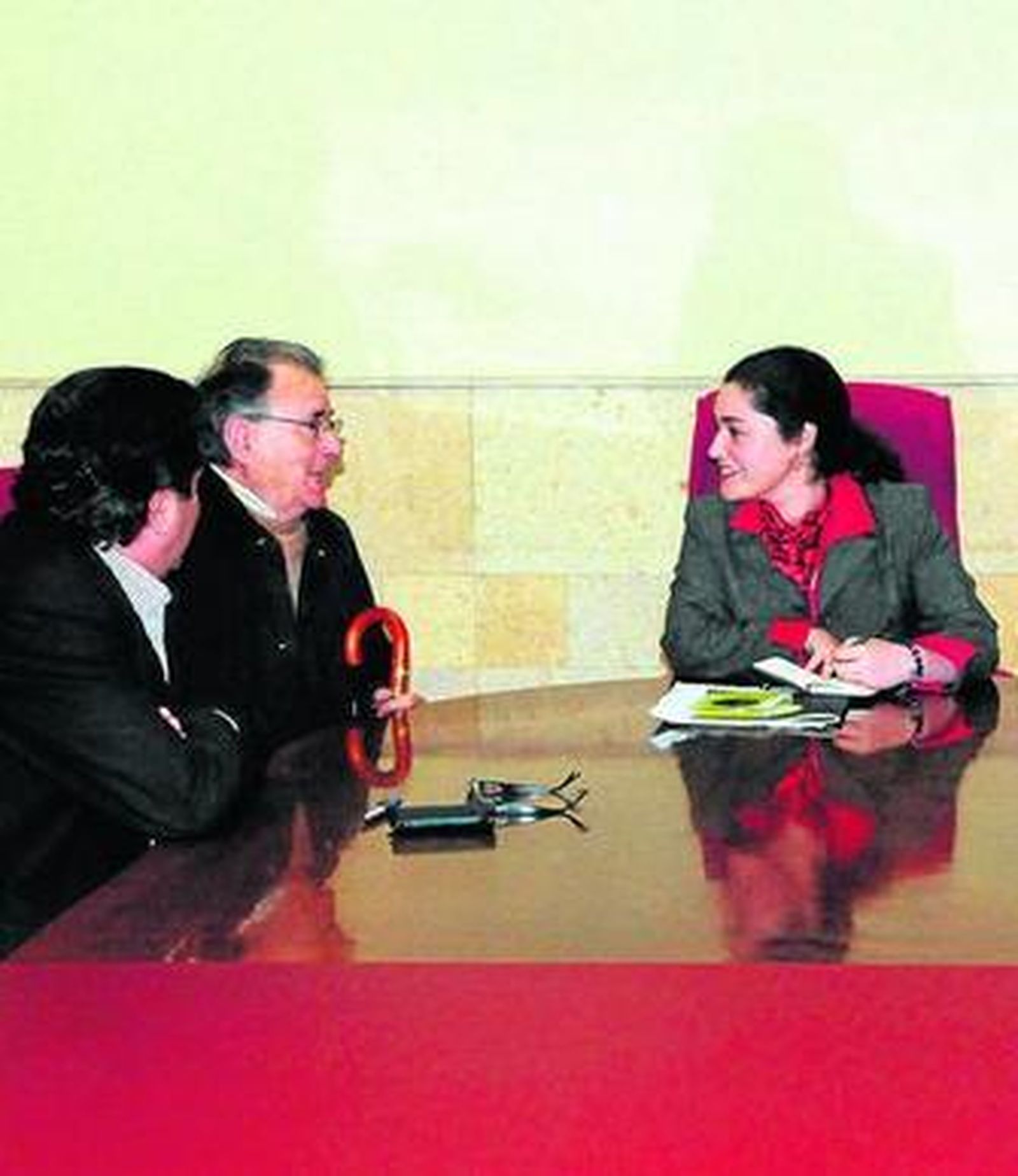 Inmaculada Nieto durante la reunión con la Peña Miguelín.