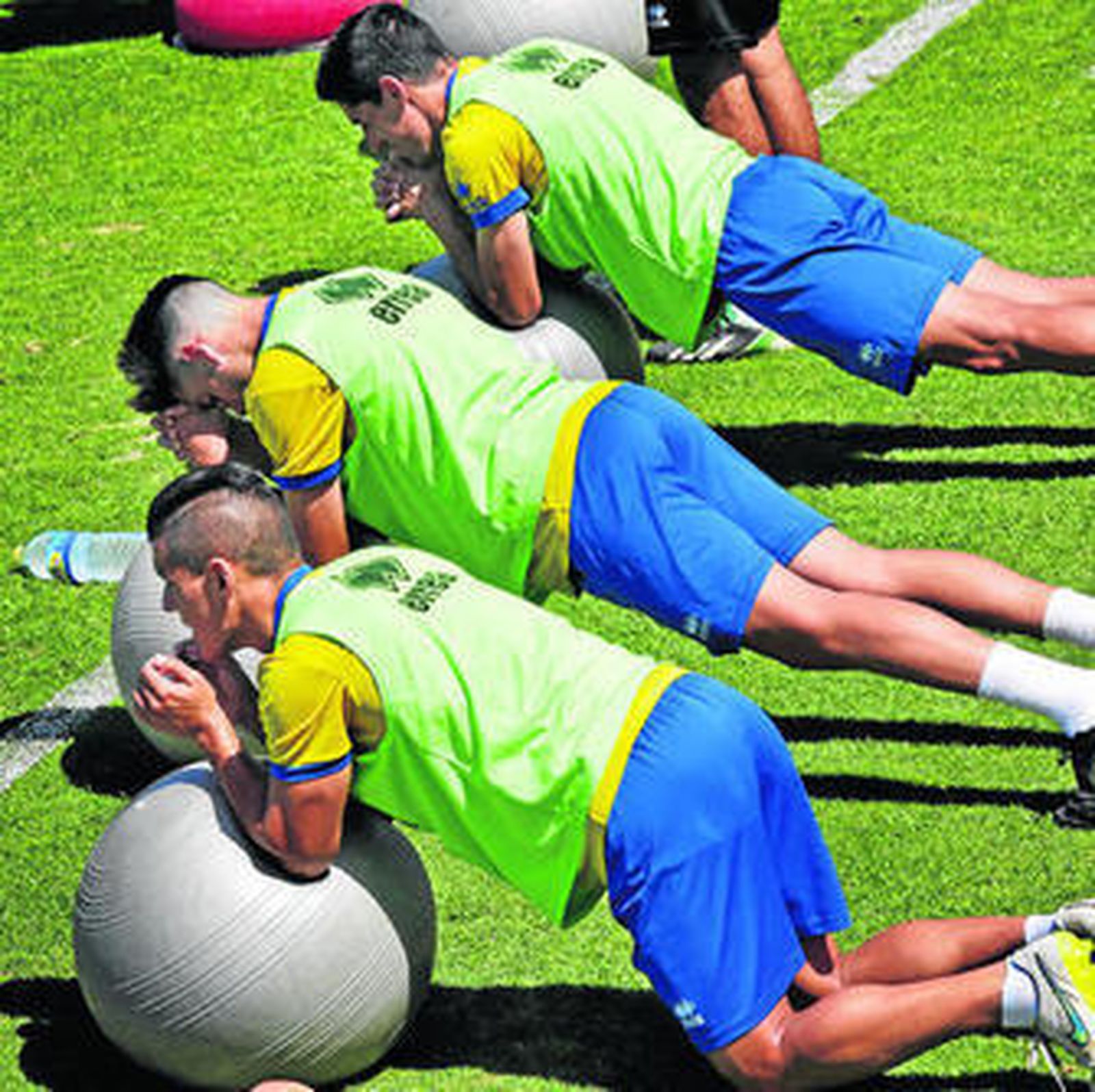 Josete, el canterano Pepe Castaño y Alberto Prada parecen invocar a la buena suerte mientras realizan un ejercicio.