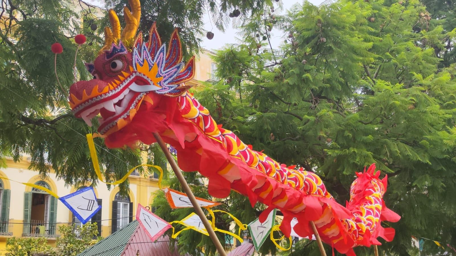 Un dragón encabezando el pasacalles de la Feria Mágica.