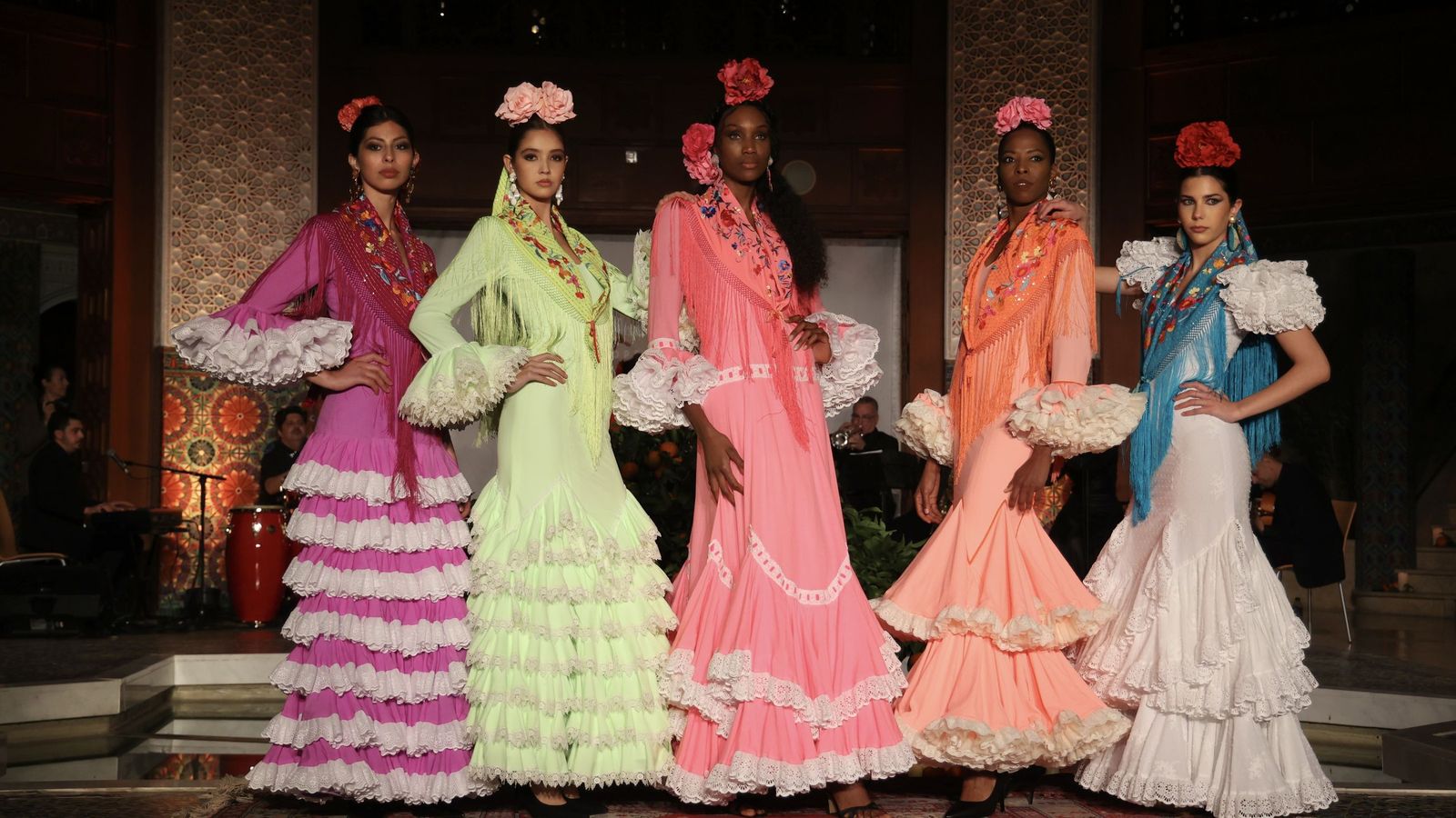 La diseñadora vuelve a jugar con los tonos flúor en su nueva colección de trajes de flamenca.