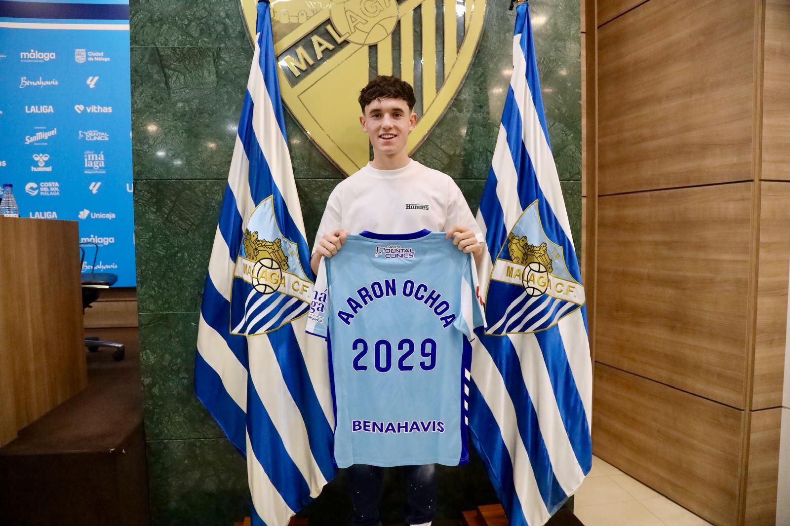 Aaron Ochoa posa en el acto de su renovación hasta 2029 con el Málaga CF.