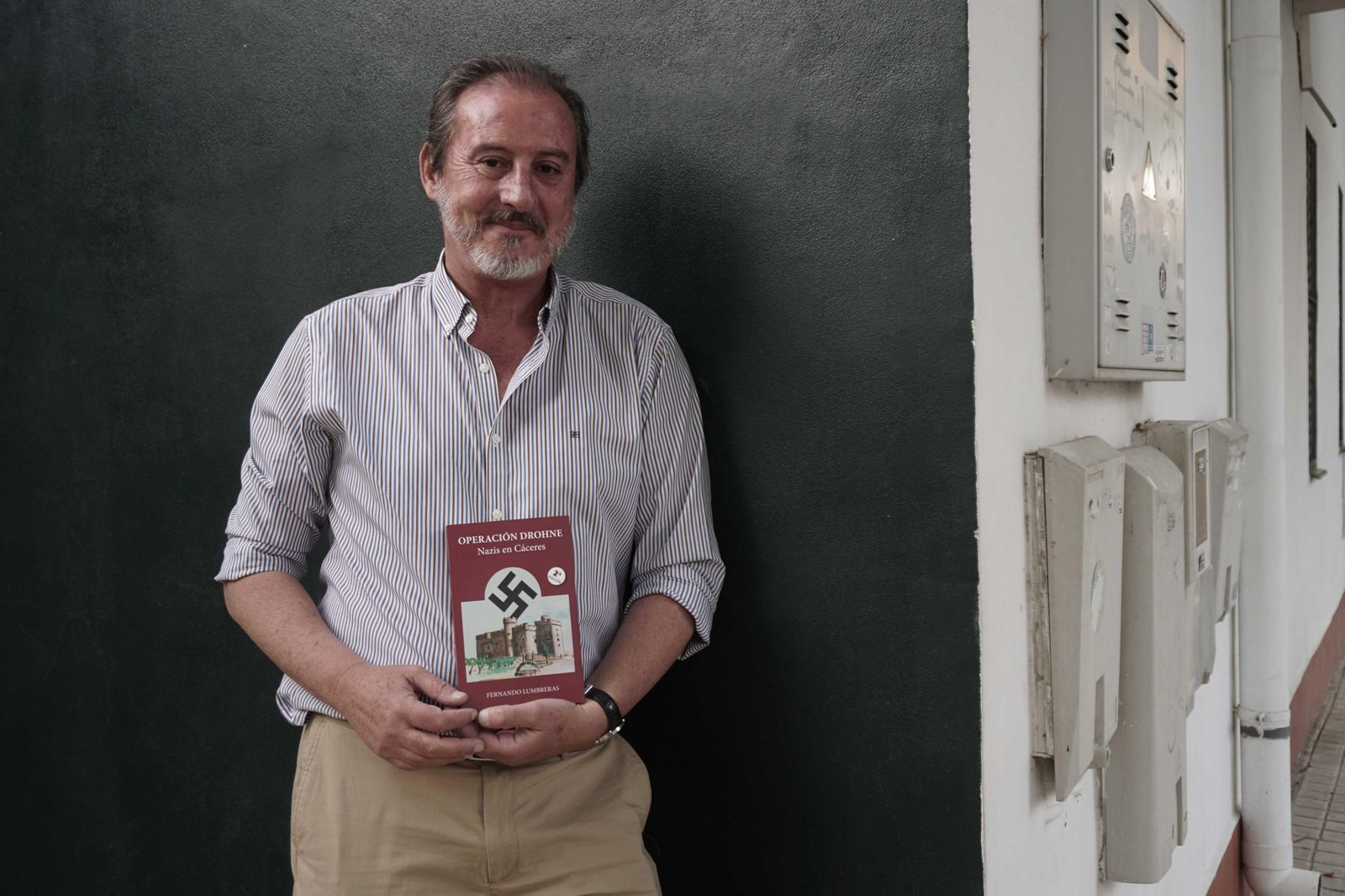 Fernando Lumbreras regresa de nuevo a su patria chica para contar esta historia de nazis en un castillo de Cáceres.