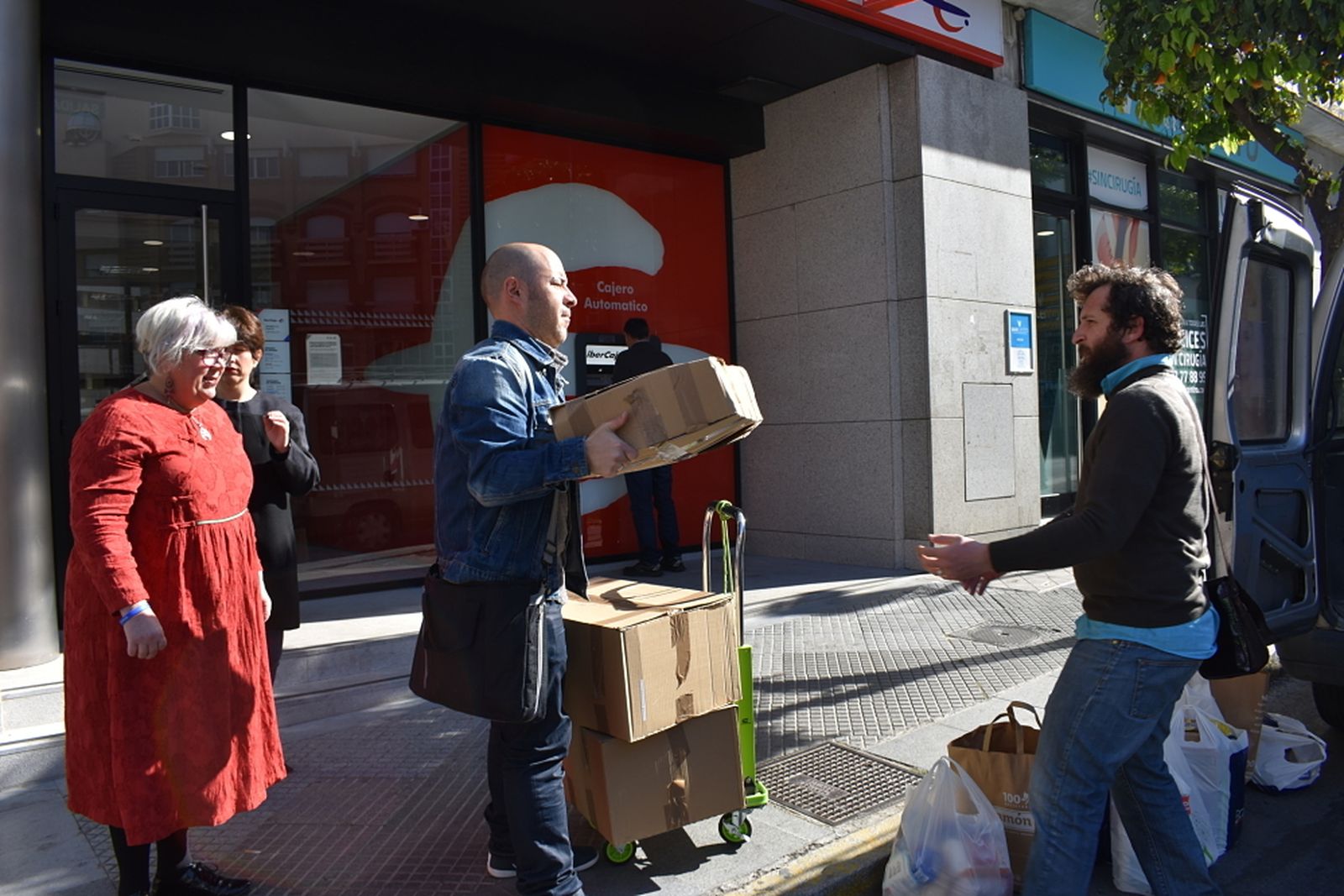 Entrega de los alimentos recogidos para el pueblo saharaui.