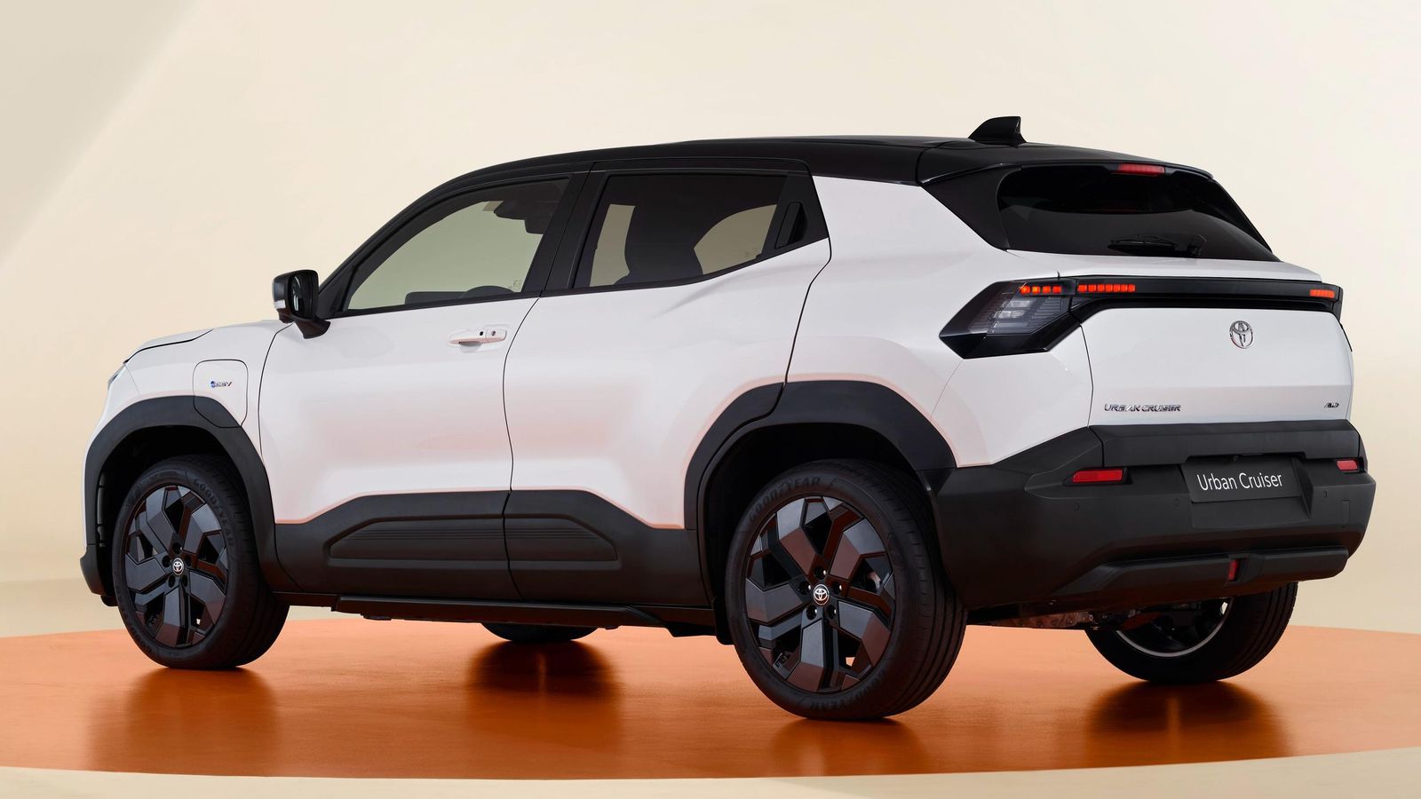 El Urban Cruiser será, entre los turismos, el único representante eléctrico junto al más grande bZ4X que, asimismo, también su alter ego en otro modelo de otra marca, el Subaru Solterra.