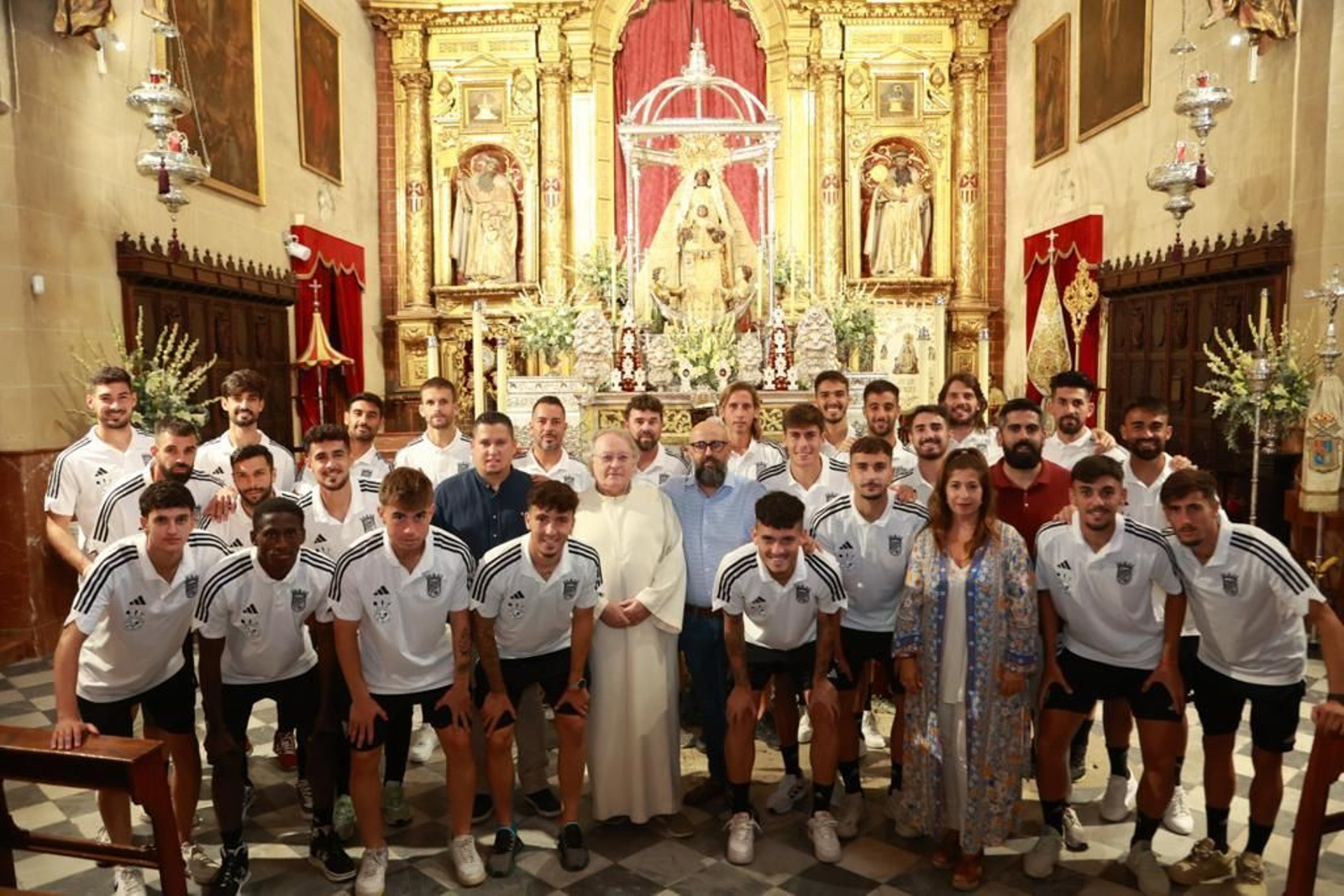 El Xerez CD, junto a la patrona, que ya se encuentra en su paso de salida.