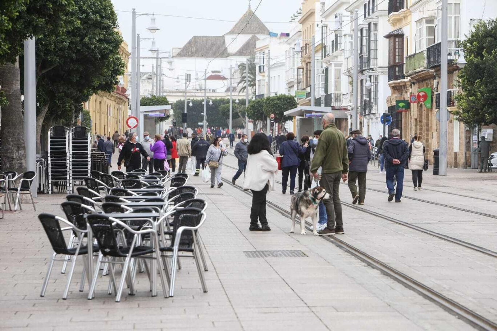 Ciudadanos por la calle Real de San Fernando.