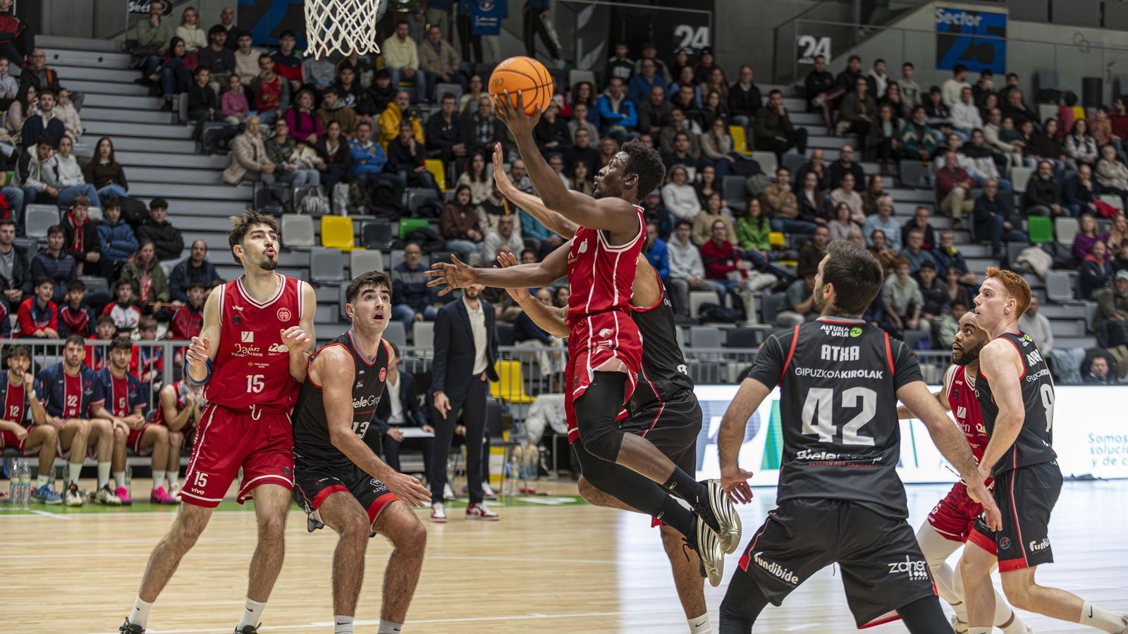 El Olivo Arena vibró con el duelo ante el primer clasificado.