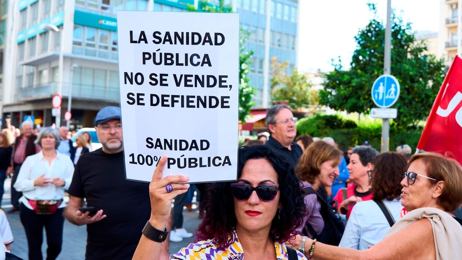 Una manifestante de la Marea Blanca en Andalucía.