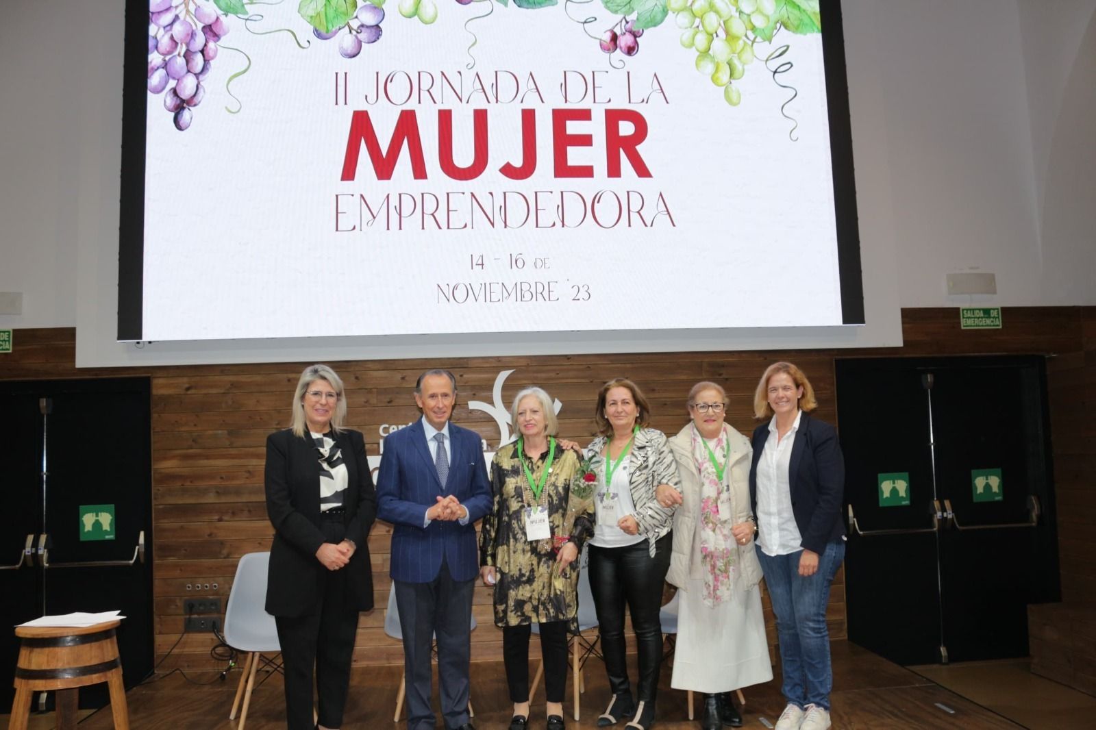 Alcalde y concejalas, junto a las homenajeadas.