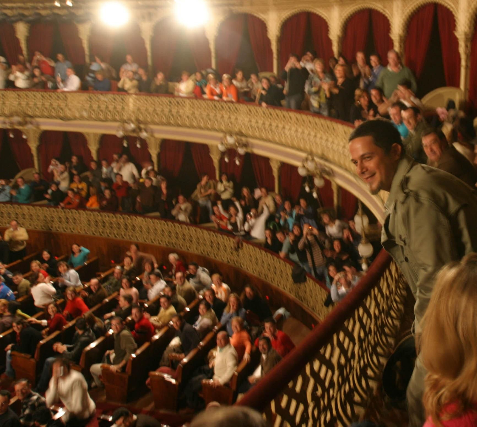 Alejandro Sanz responde a las aclamaciones del público desde el palco municipal. El pregonero adelantó su visita a Cádiz y acudió al teatro para oír al grupo de Juan Carlos Aragón