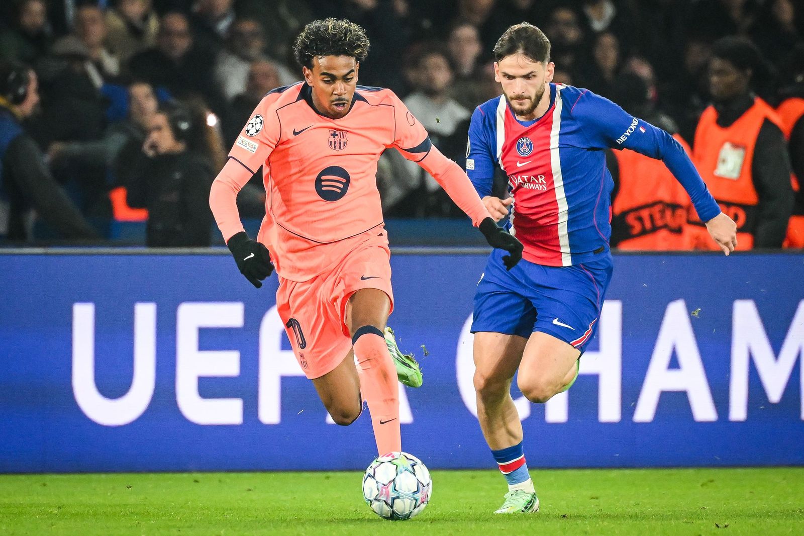 바르셀로나 사비 에스파르트 PSG 선수와 함께 드리블 경합을 펼치는 실제 경기 사진