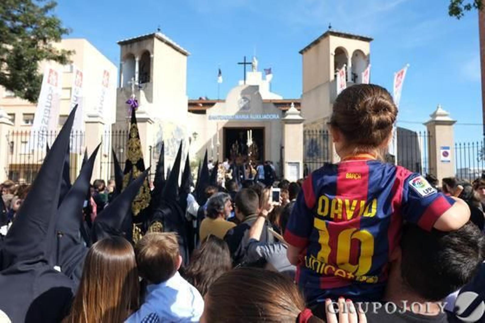 Un pequeño con la camiseta del FC Barcelona contempla ayer la salida de La Redención.

Foto: Manu Garcia