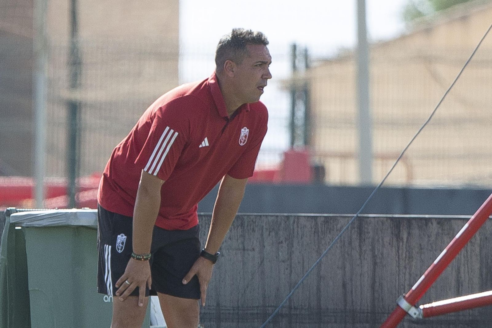Juan Antonio Milla da instrucciones a sus jugadores en un partido del Recreativo.