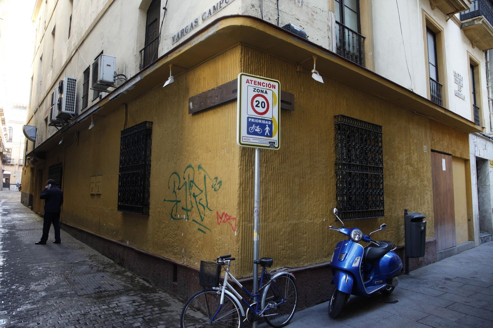 La fachada de la antigua cafetería La Reja.