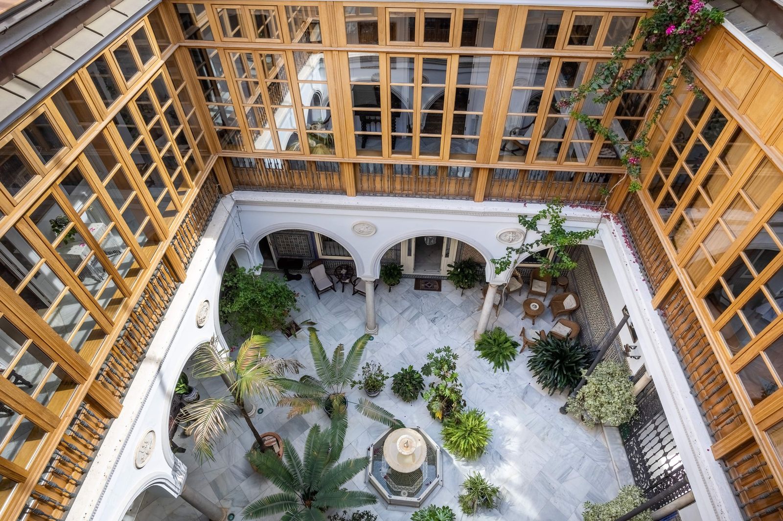 Patio porticado de la casa palacio en venta.