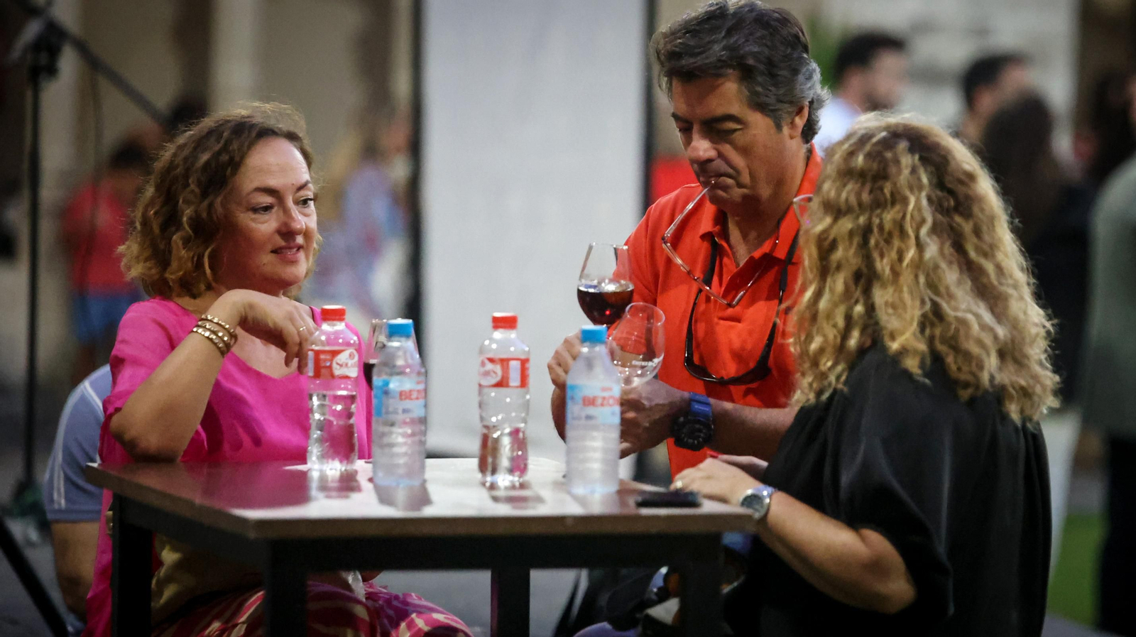 Éxito de 'Entrevinos tintos y blancos' en los Claustros de Jerez