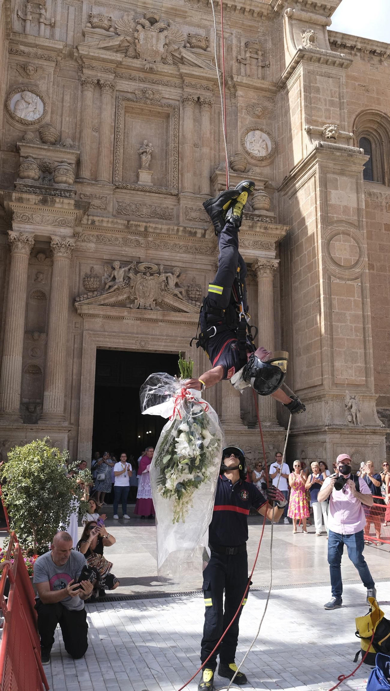 Ofrenda floral a la Virgen del Mar en la Feria de Almería 2024, en imágenes