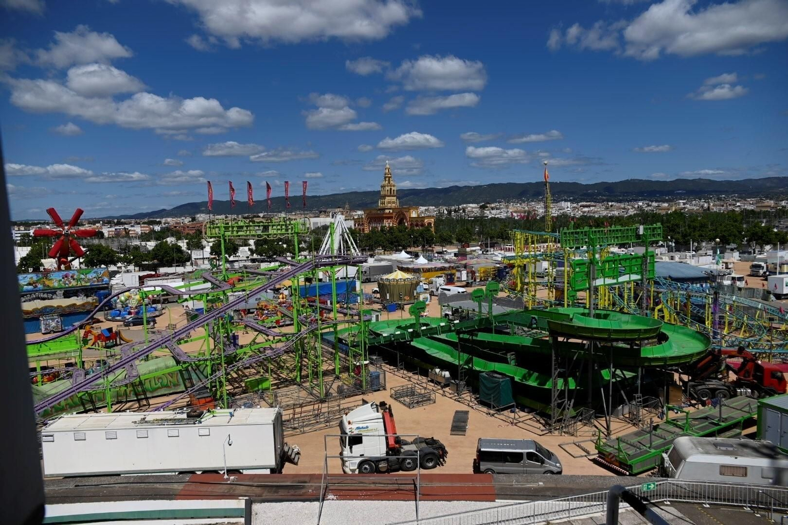 Cuenta atrás para el inicio de la Feria de Córdoba: así avanza el montaje en El Arenal, en imágenes