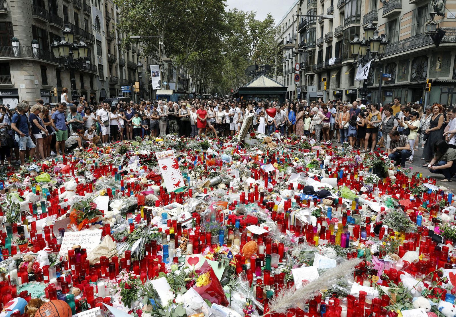 Homenaje en Las Ramblas a las víctimas de los ataques yihadistas del 17 de agosto del año pasado.