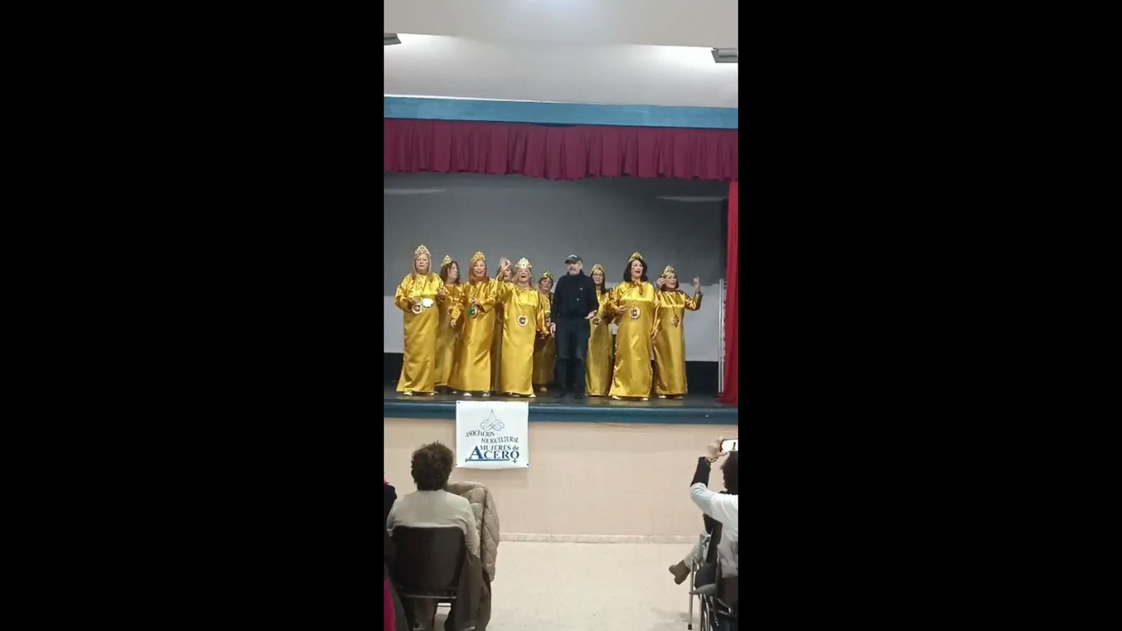 Francisco Abeijón 'Carapalo' y la chirigota de Mujeres de Acero cantan un pasodoble