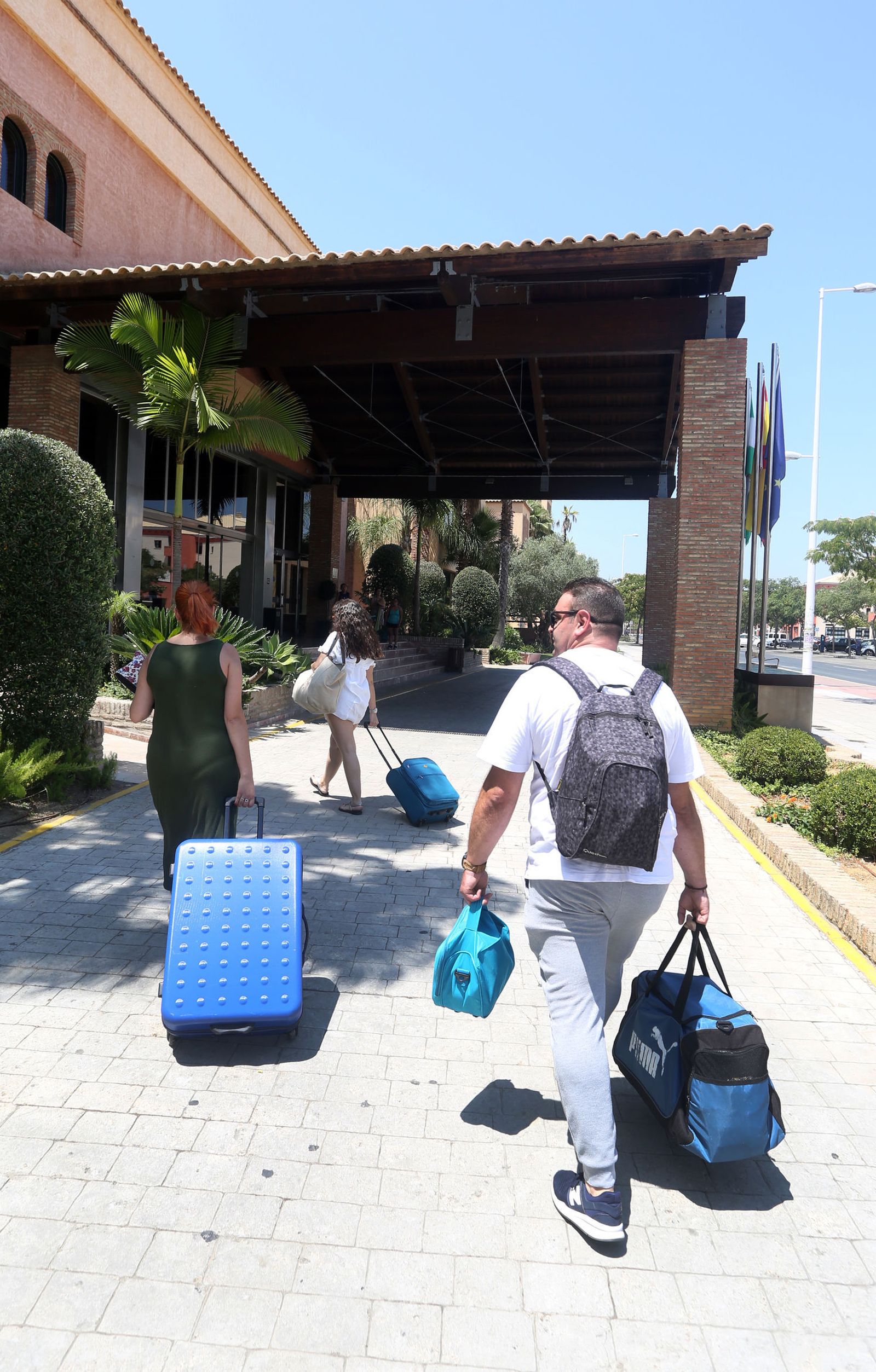 Varios turistas llegan a un hotel de la provincia, el pasado verano.