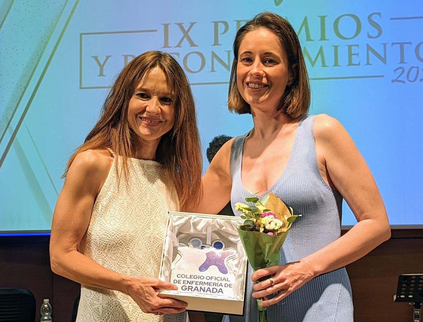 Las dos autoras del corto recogiendo su premio