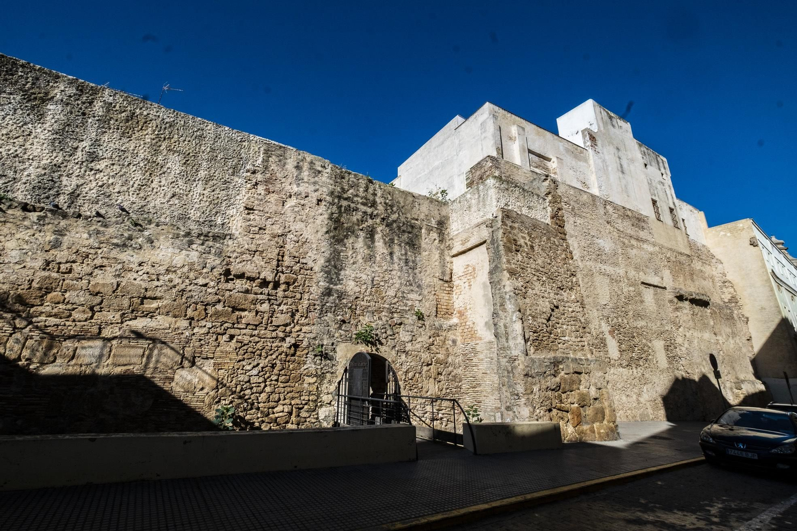 Arco de los Blanco y muralla medieval