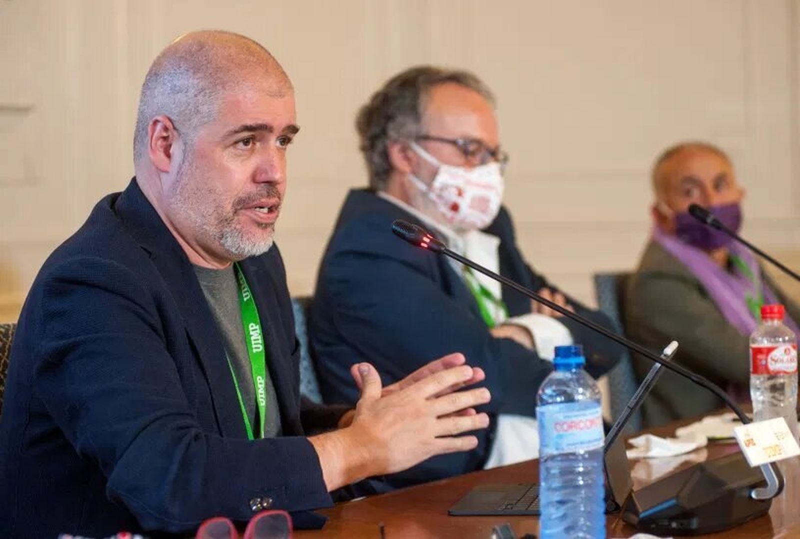 Unai Sordo, Miguel Ángel Noceda, codirector del curso que organiza la APIE, y Pepe Álvarez,  en Santander.