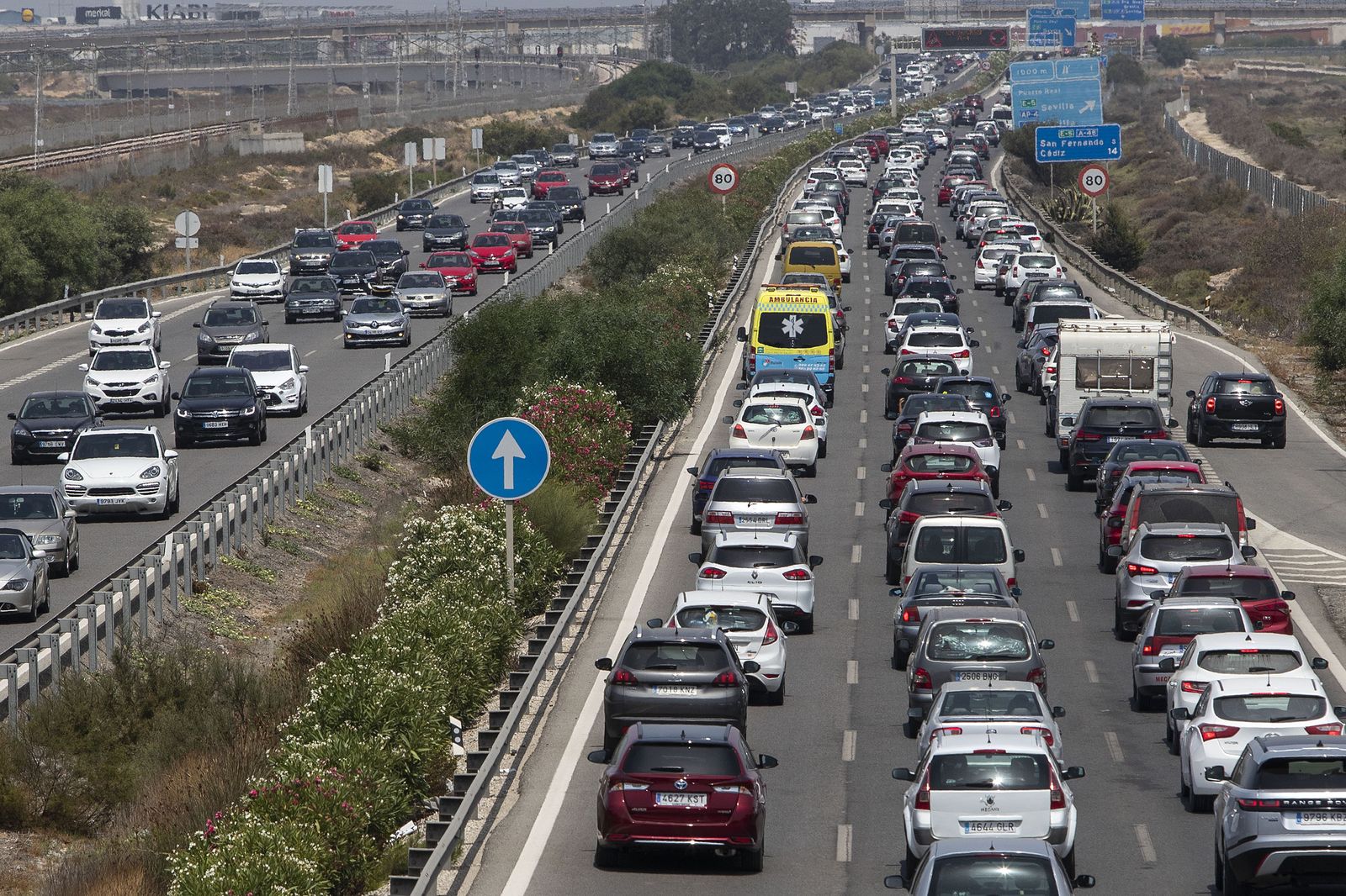 Uno de los numerosos atascos vividos en el nudo de Tres Caminos en este verano.