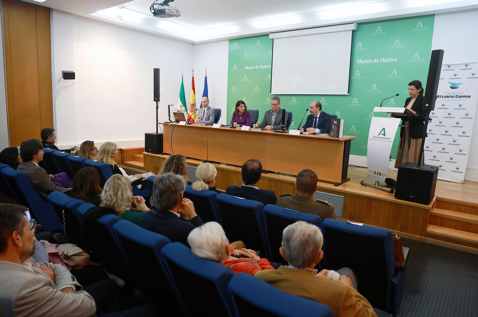 Imágenes de la presentación de la guía catálogo de la exposición temporal 'Ídolos. Miradas Milenarias desde el extremo suroccidental de Europa', en el Museo de Huelva