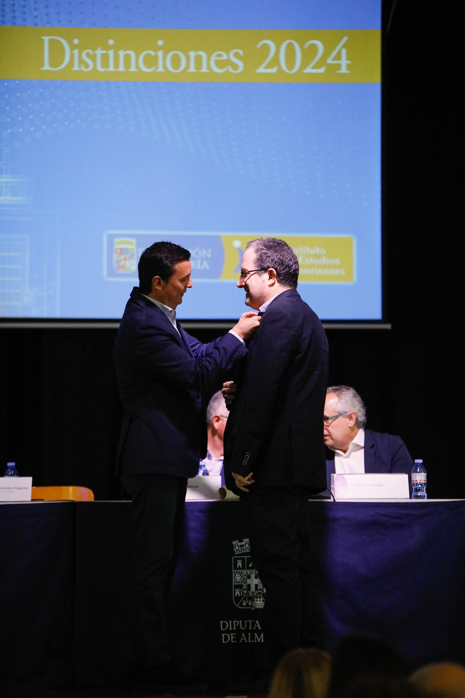 Imágenes de la entrega de los Escudos de Oro del IEA y la celebración de su Plenario