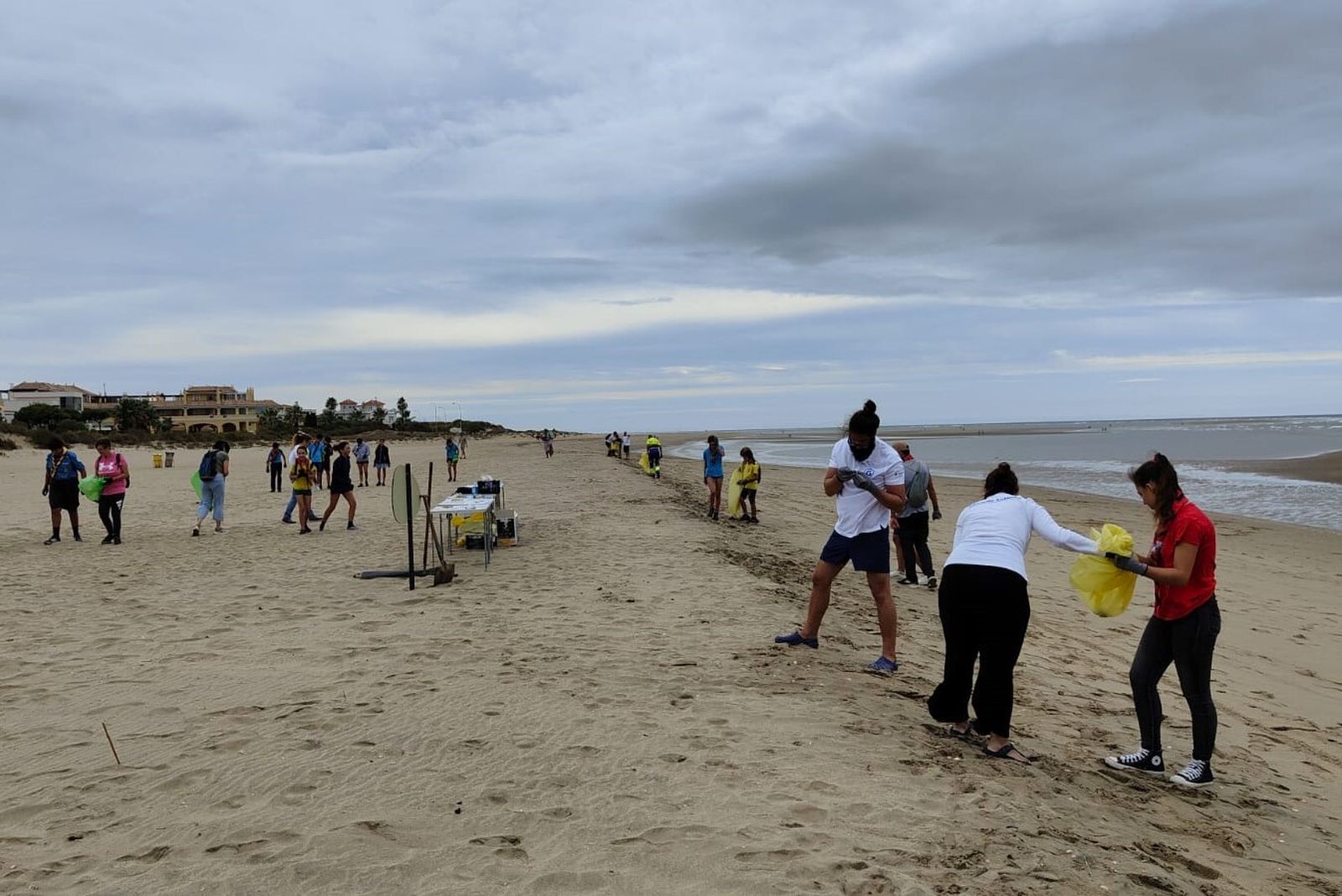 Recogida de basura de la playa de San Bruno de Ayamonte.