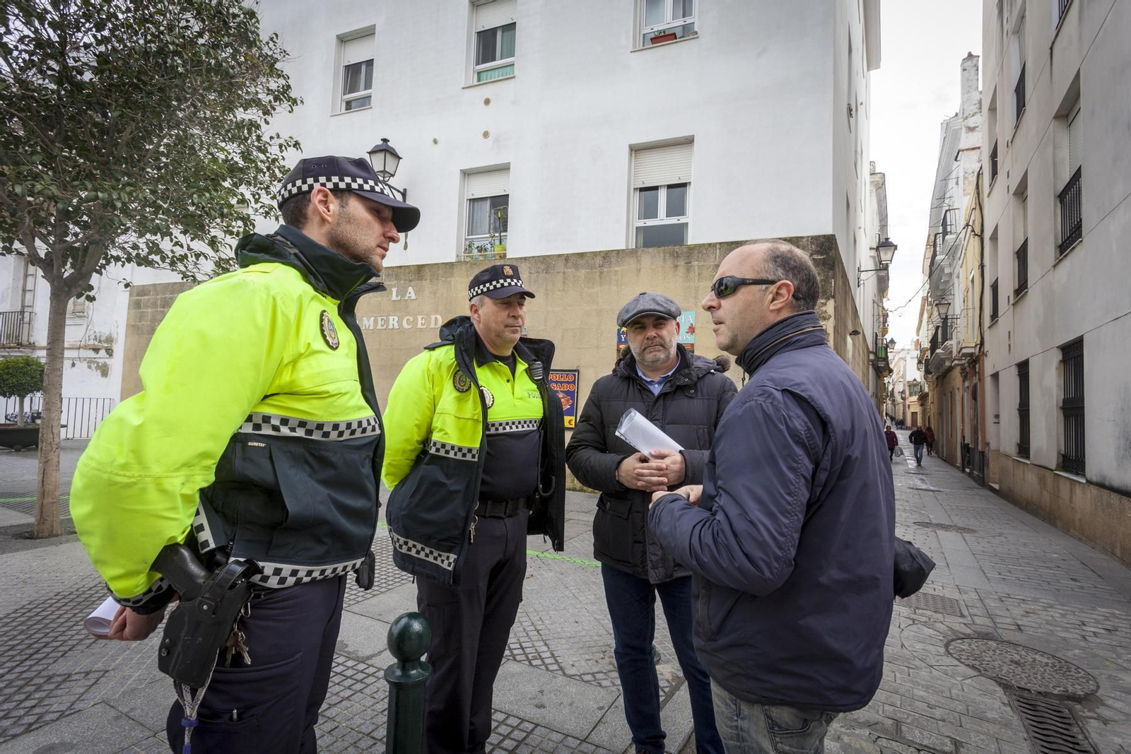 Agentes de la Policía Local conversan con David Navarro y con Diario de Cádiz durante el recorrido por el barrio realizado ayer.