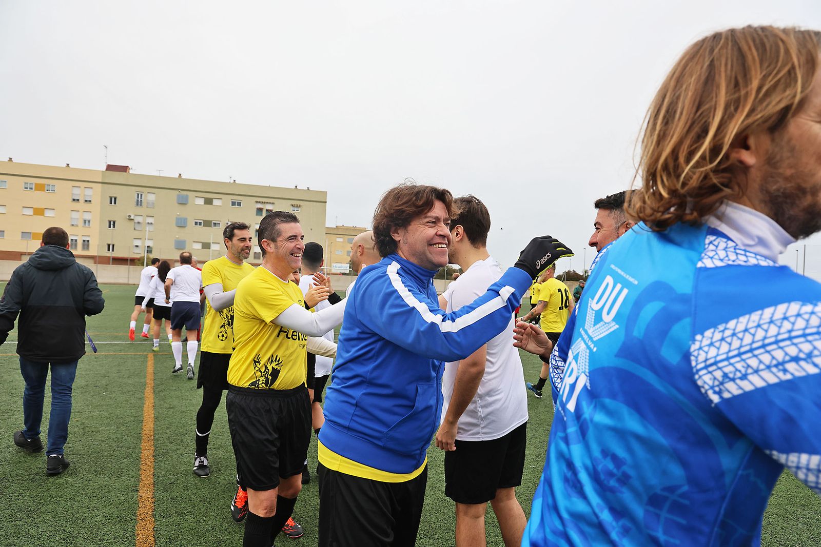 Periodistas y políticos disputan su tradicional partido navideño de fútbol