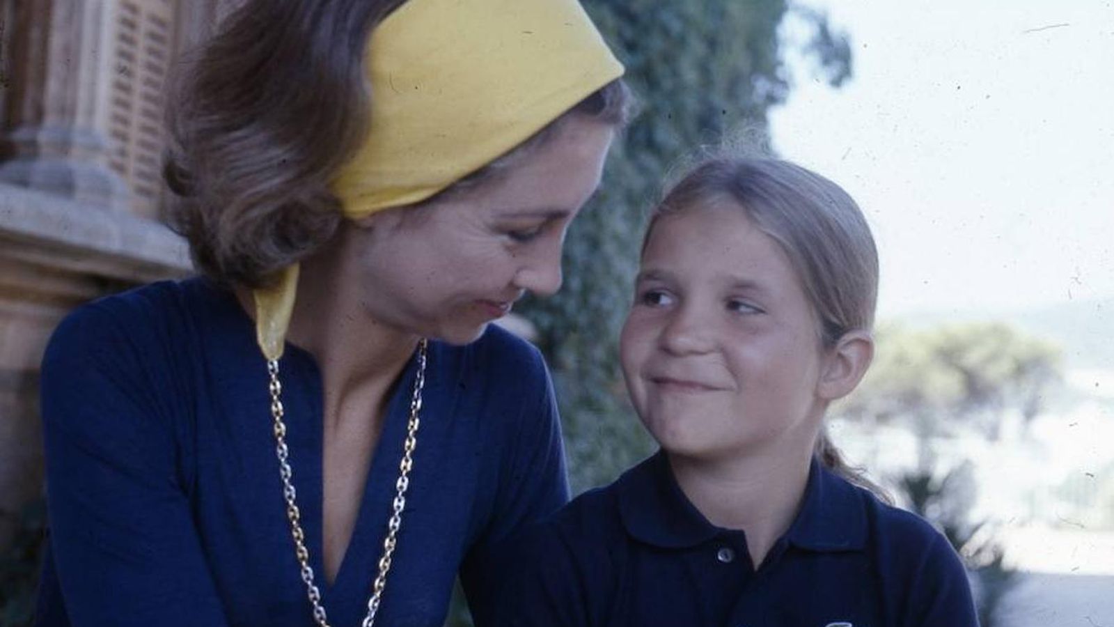 Elena, con su madre, la reina Sofía, cuando era una niña.