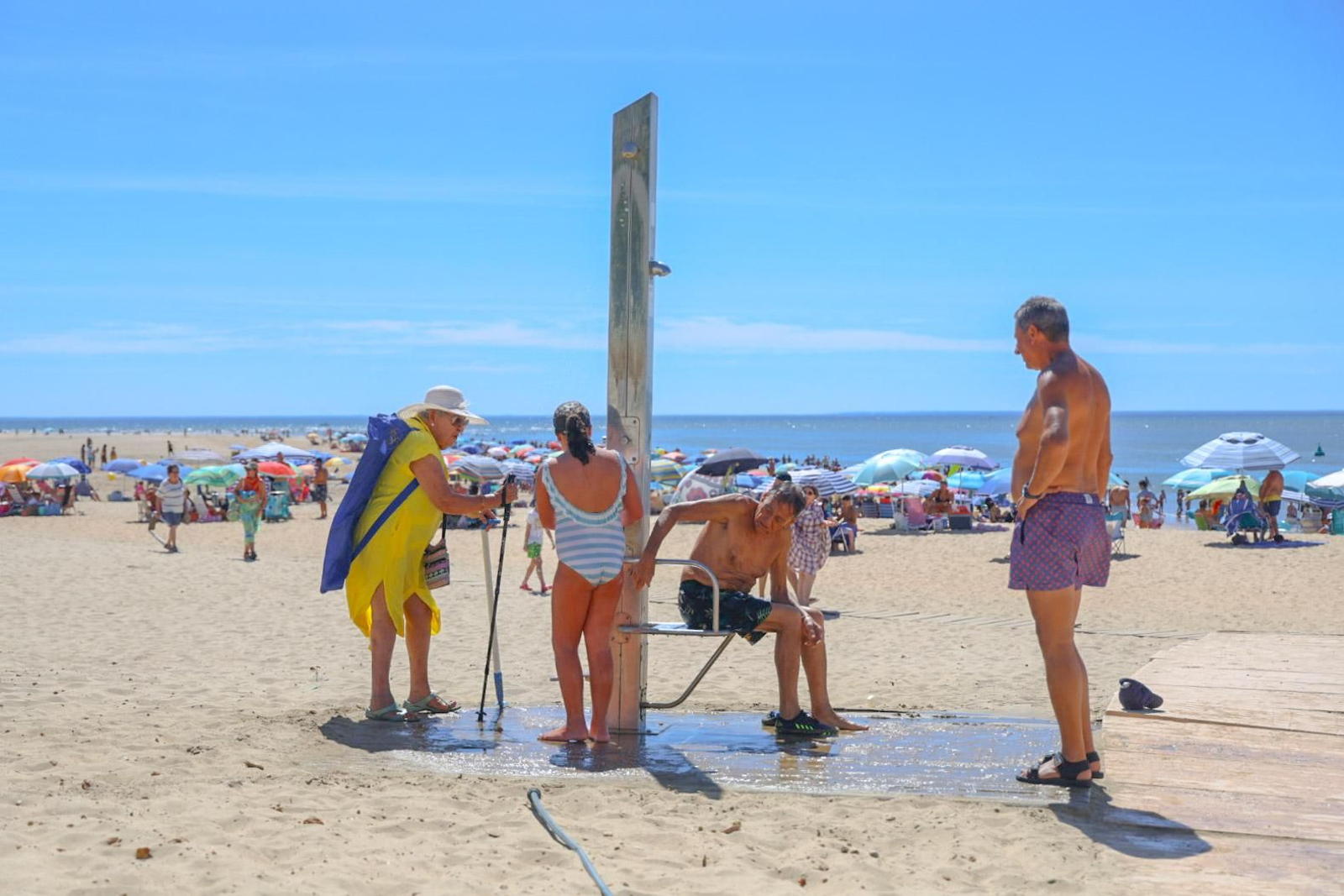 Imágenes de la calurosa mañana en la playa de El Portil