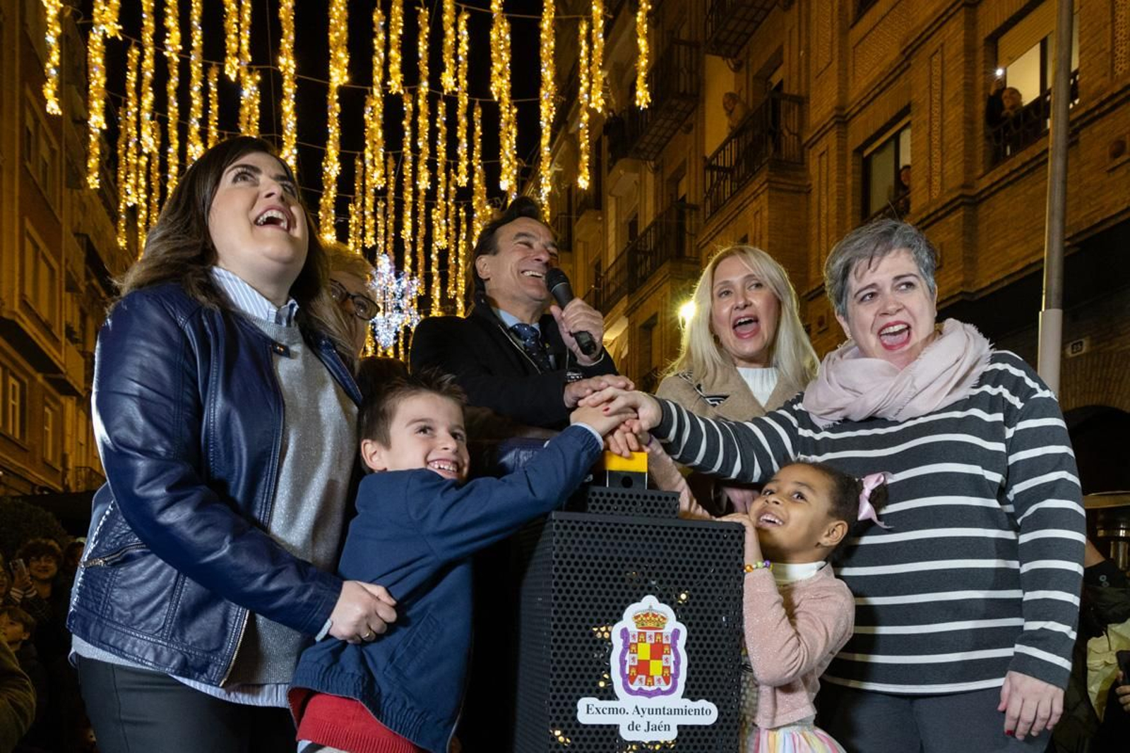 Jaén enciende su Navidad con sus habitantes echados a la calle