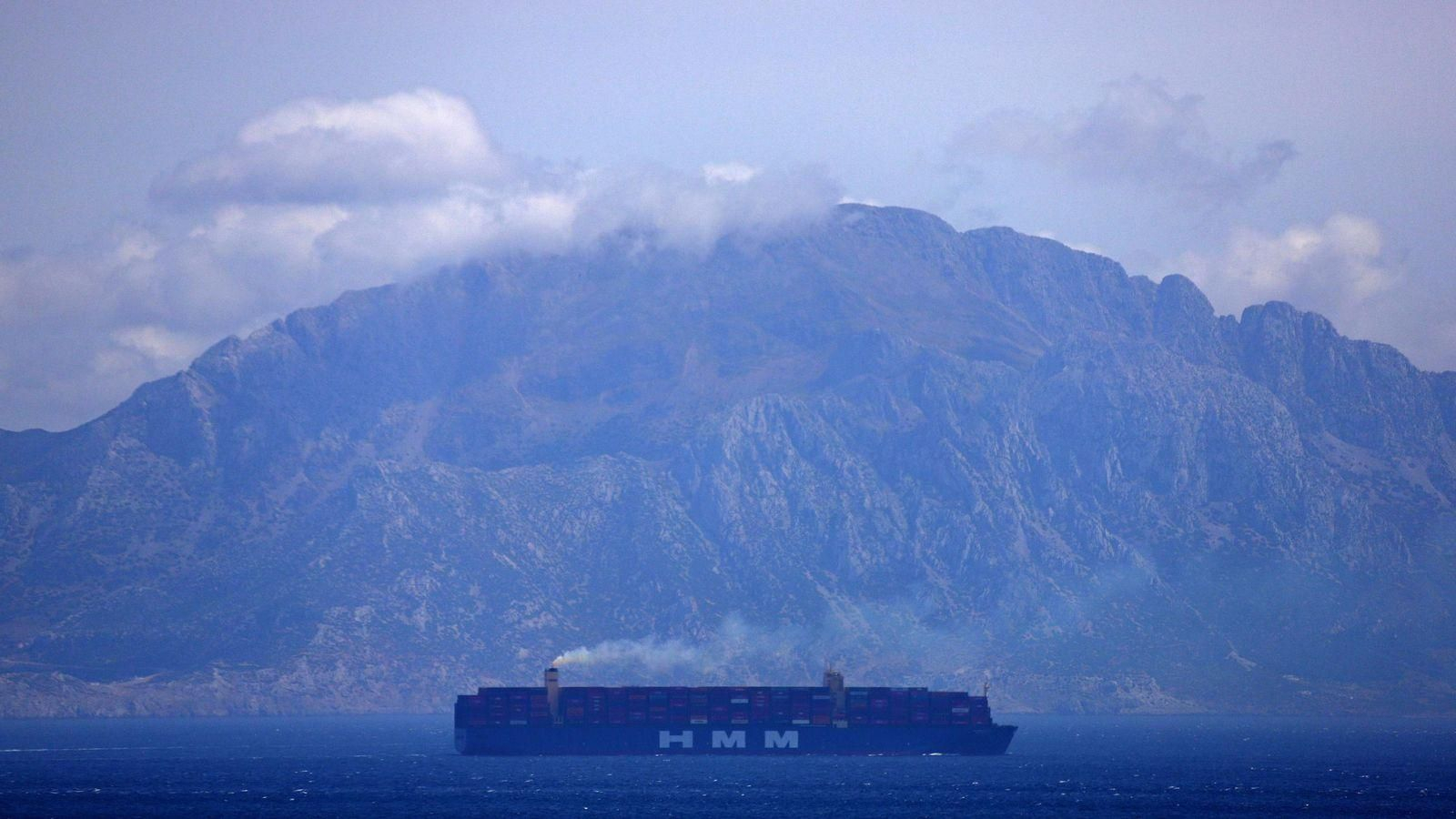 El portacontenedores más grande del mundo a su paso por el Estrecho de Gibraltar