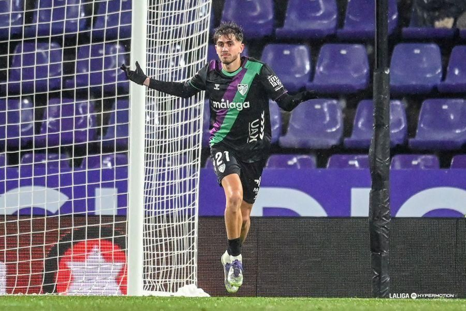 Adrián Niño celebra su gol.